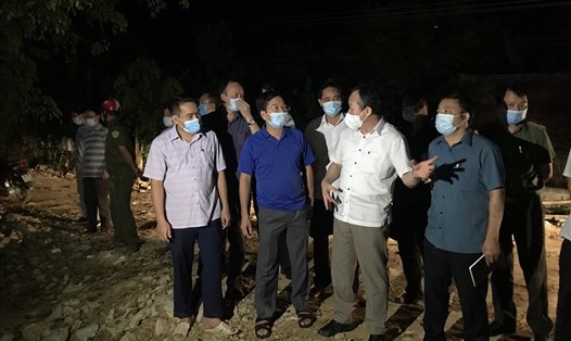 Lãnh đạo Sở Y tế, CDC tỉnh Thanh Hoá và Ban Chỉ đạo phòng chống dịch COVID-19 huyện Thường Xuân chỉ đạo thực hiện các biện pháp phòng, chống dịch trong đêm 18.6. Ảnh: T.H