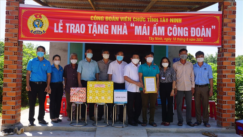 Các đại biểu chụp ảnh lưu niệm cùng  gia đình anh Phong. Ảnh LĐLĐ Tây Ninh