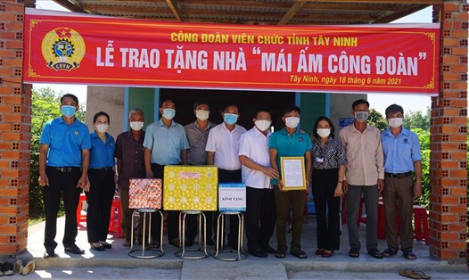 Các đại biểu chụp ảnh lưu niệm cùng  gia đình anh Phong. Ảnh LĐLĐ Tây Ninh