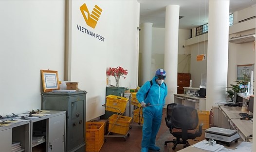 Tiến hành phun khử khuẩn tại Bưu điện tỉnh Nghệ An - nơi bệnh nhân mắc COVID-19 từng đến. Ảnh: Trần Tuyên