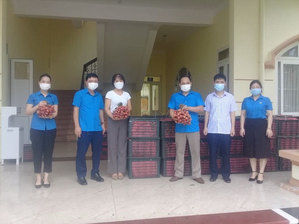 Liên đoàn Lao động thành phố Vĩnh Yên (tỉnh Vĩnh Phúc) hỗ trợ tiêu thụ vải thiều Bắc Giang. Ảnh: LĐLĐ tỉnh Vĩnh Phúc