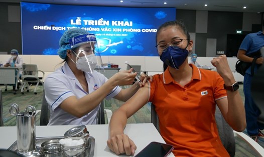 Tiêm vaccine cho người lao động tại Khu Công nghệ cao TPHCM. Ảnh: LDO