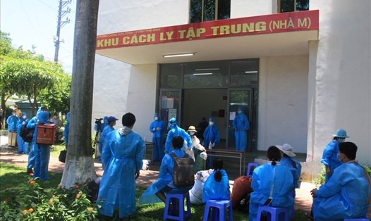 Công nhân, lao động từ Bắc Giang trở về Thái Bình đợi làm thủ tục để bước vào thời gian cách ly tập trung. Ảnh: CTV