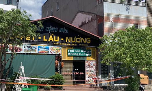 Phong tỏa quán ăn liên quan đến bệnh nhân mắc COVID-19 trên đường An Dương Vương, thành phố Lào Cai. Ảnh: BLC.