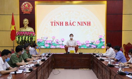 Phó Chủ tịch Thường trực UBND tỉnh Vương Quốc Tuấn thông tin về việc tổ chức kỳ thi tốt nghiệp THPT năm 2021. Ảnh: Trọng Khánh