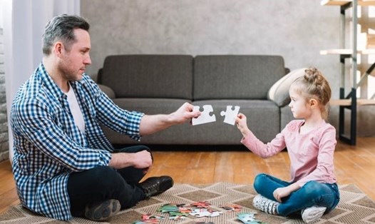 Hãy gắn kết tình cảm cha con bằng những trò chơi đơn giản, thú vị. Ảnh: Xinhua