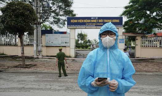 Phóng viên tác nghiệp ở tâm dịch - Bệnh viện Bệnh Nhiệt đới Trung ương cơ sở Kim Chung (Đông Anh, Hà Nội).