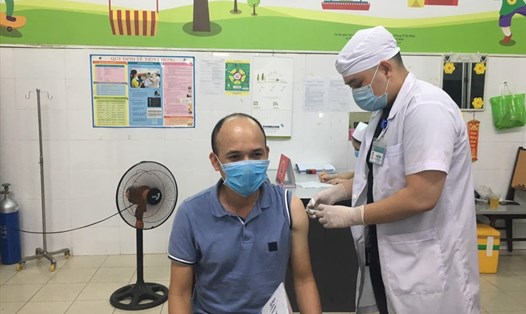 Tác giả (Tường Minh) tiêm phòng vaccine COVID-19. Ảnh: Thanh Hải