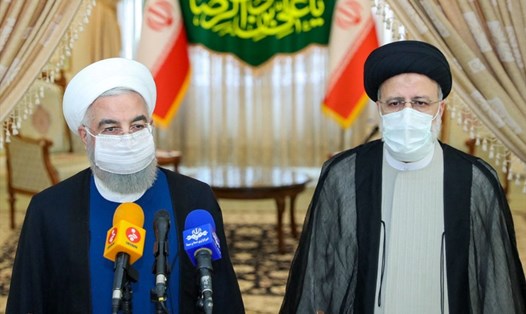 Tổng thống mãn nhiệm Iran Hassan Rouhani (trái) họp báo cùng Tổng thống đắc cử Ebrahim Raeisi ngày 19.6. Ảnh: AFP