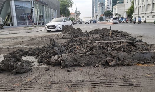 Đống xà bần, bùn đất nằm ngay ngã tư trung tâm Thành phố. Ảnh: Huân Cao
