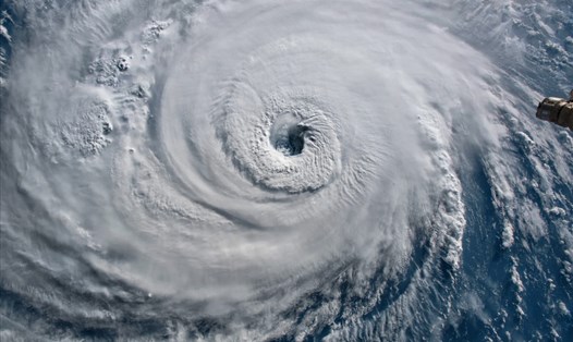 Ảnh vệ tinh cơn bão Florence, đổ bộ vào bờ biển phía Đông Mỹ năm 2018, gây ra nhiều thiệt hại ở Carolina. Ảnh: NOAA