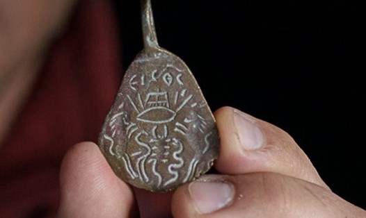 Bùa hộ mệnh 1.500 tuổi được tìm thấy ở Israel. Ảnh: IAA