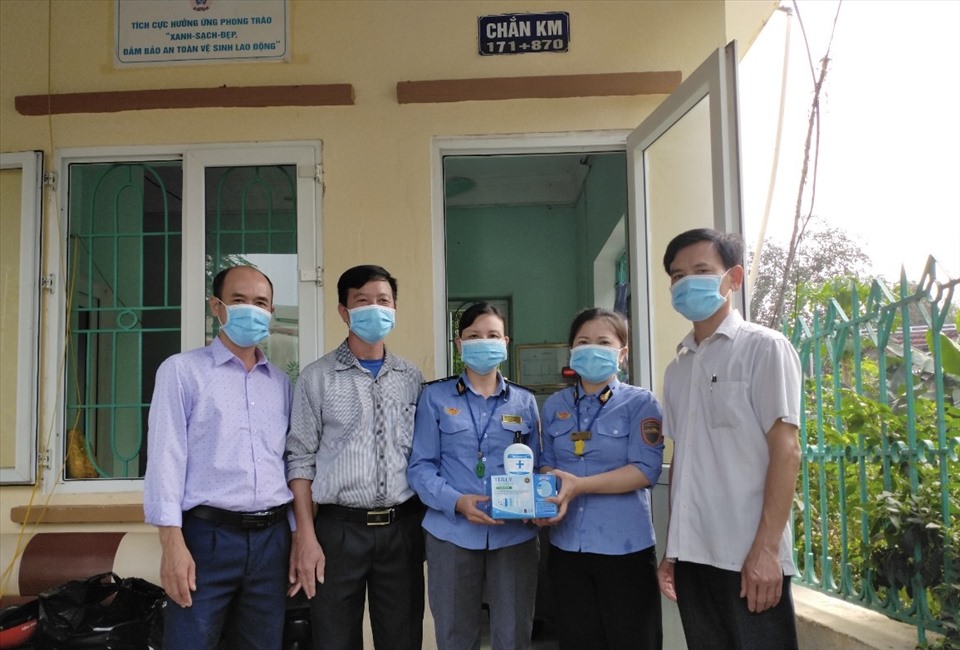 Lãnh đạo chuyên môn và Công đoàn Công ty trao khẩu trang cho công nhân tại chắn đường ngang nhân Tháng Công nhân năm 2021. Ảnh: CĐN