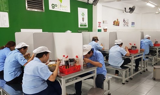 Nhà ăn của một công ty tại thành phố Thuận An, Bình Dương được trang bị vách ngăn. Ảnh: CĐ VSIP cung cấp