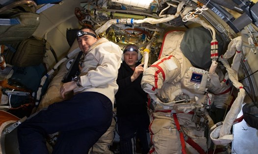 Phi hành gia Pyotr Dubrov (trái) và Oleg Novitskiy trên Trạm Vũ trụ Quốc tế ISS chuẩn bị cho chuyến đi bộ ngoài không gian. Ảnh: NASA