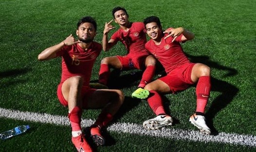 Nurhidayat (ngoài cùng bên phải) bị huấn luyện viên tuyển Indonesia đuổi về nước vì vô kỷ luật. Ảnh: CNN Indonesia.