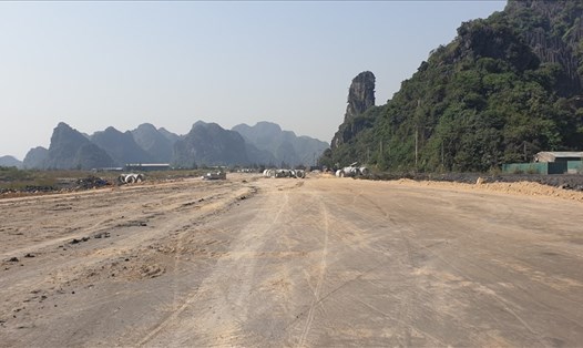 Những tấn đất đá thải mỏ đầu tiên đã được sử dụng để san lấp mặt bằng cho Dự án đường bao biển Hạ Long - Cẩm Phả. Ảnh: Nguyễn Hùng
