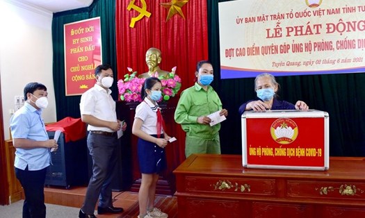 Toàn bộ số tiền tiếp nhận sẽ được chuyển đến Uỷ ban Trung ương MTTQ Việt Nam phục vụ cho công tác phòng chống dịch COVID-19. Ảnh: Thành Công.