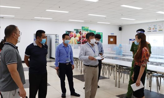 Phó Trưởng Ban Quản lý các KCN tỉnh Bắc Ninh Mầu Quang Thắng làm Tổ trưởng kiểm tra an toàn phòng dịch COVID-19 tại Công ty TNHH Fine MS Vina. Ảnh: PV.