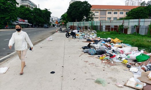 Rác thải bị đổ trộm trên vỉa hè đường Nguyễn Gia Trí (phường 25, quận Bình Thạnh, TPHCM).  Ảnh: Minh Quân