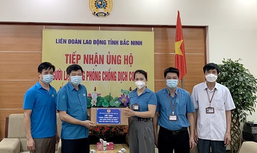 LĐLĐ tỉnh Nghệ An trao hỗ trợ nhu yếu phẩm cho tỉnh Bắc Ninh. Ảnh: Thanh Tùng