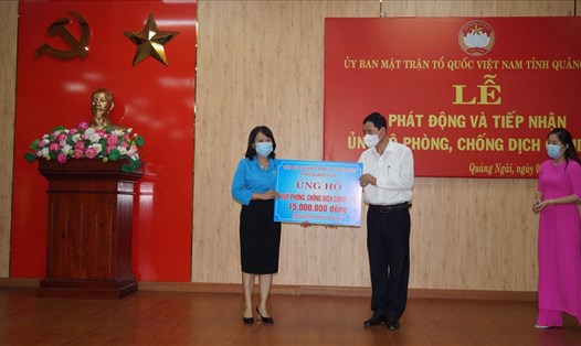 Liên đoàn Lao động tỉnh Quảng Ngãi tham gia ủng hộ 15 triệu đồng để phòng, chống dịch COVID-19. Ảnh: Thanh Thủy