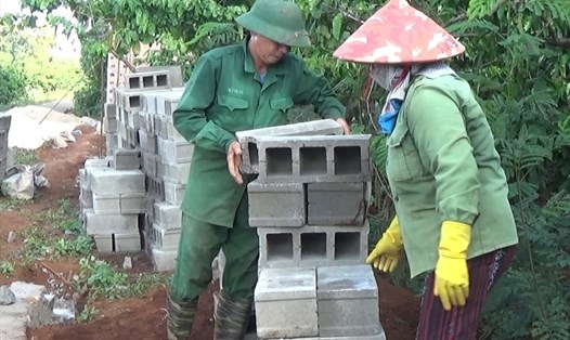 Thanh tra tỉnh Gia Lai đang tiếp cận hồ sơ, kiểm tra các dự án phân lô bán nền trên đất nông nghiệp. Ảnh TT