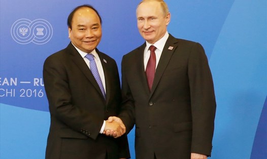 Tổng thống Nga Vladimir Putin đón nguyên Thủ tướng Nguyễn Xuân Phúc thăm chính thức Liên bang Nga và tham dự Hội nghị Cấp cao kỷ niệm 20 năm quan hệ đối thoại ASEAN-Nga, tháng 5.2016. Ảnh: TTXVN