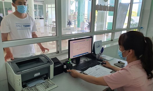 Người dân trên địa bàn tỉnh Quảng Nam sử dụng hình ảnh thẻ BHYT trên ứng dụng VssID để đi khám chữa bệnh. Ảnh: BHXH