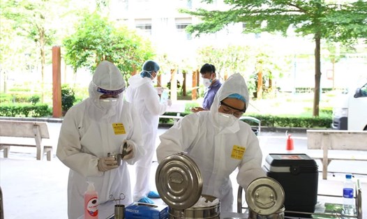 Cán bộ y tế chuẩn bị tiêm vaccine COVID-19 cho công nhân ở Bắc Giang. Ảnh: Bộ Y tế