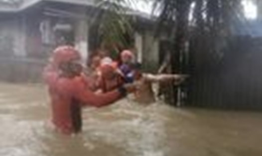 Cứu hộ người dân bị lũ lụt do bão Choi-wan ở thành phố Maasin, Philippines ngày 1.6. Ảnh: Lực lượng bảo vệ bờ biển Phillipines