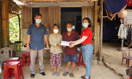 Hội chữ thập đỏ huyện Quế Sơn thay mặt quỹ Quỹ Tấm lòng Vàng Lao Động, trao tiền hỗ trợ cho gia đình có hoàn cảnh khó khăn. Ảnh: H.L