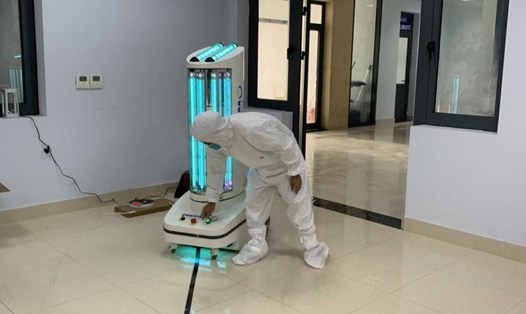 Robot sẽ hỗ trợ lực lượng nhân viên y tế trong việc phun khử khuẩn các bệnh viện, khu vực có nguy cơ lây nhiễm dịch bệnh. Ảnh: Trường Đại học Phenikaa