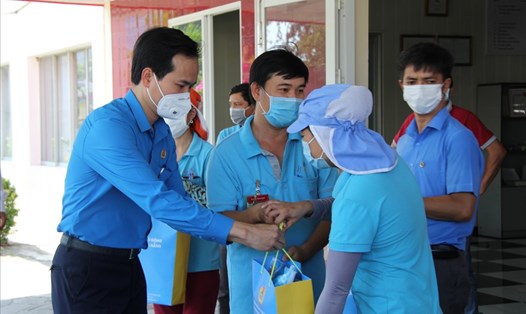 Ông Nguyễn Duy Minh (trái), Chủ tịch LĐLĐ thành phố Đà Nẵng trao quà đến người lao động bị ảnh hưởng dịch COVID-19. Ảnh: Thanh Hùng