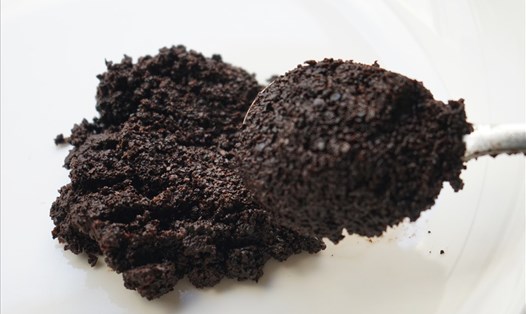 Bã cà phê có thể làm phân bón tự nhiên cho cây trồng và bổ sung chất hữu cơ cho đất để tăng sự phát triển. Ảnh: Thanh Thanh.