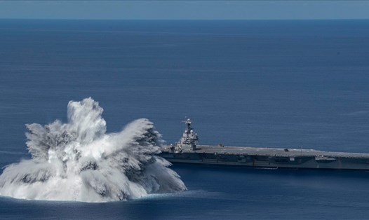 Vụ nổ thử nghiệm sức chống chịu của tàu sân bay Mỹ USS Gerald R. Ford hôm 18.6. Ảnh: US Navy