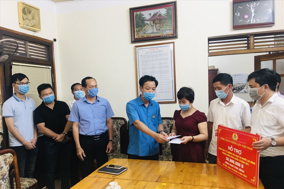 Chủ tịch Công đoàn Đường sắt Việt Nam Mai Thành Phương (thứ 4 từ phải sang) khen thưởng Công đoàn Trung tâm Y tế Đường sắt có thành tích xuất sắc trong công tác phòng, chống dịch COVID-19. Ảnh: CĐN
