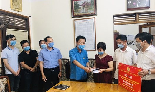 Chủ tịch Công đoàn Đường sắt Việt Nam Mai Thành Phương (thứ 4 từ phải sang) khen thưởng Công đoàn Trung tâm Y tế Đường sắt có thành tích xuất sắc trong công tác phòng, chống dịch COVID-19. Ảnh: CĐN