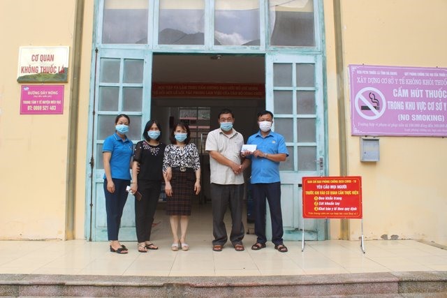Liên đoàn Lao động huyện Mèo Vạc trao hỗ trợ tới cán bộ, y bác sĩ trực tiếp phòng, chống dịch COVID- 19. Ảnh: Trần Thặng