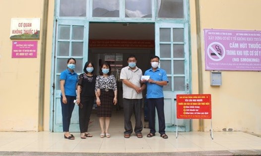 Liên đoàn Lao động huyện Mèo Vạc trao hỗ trợ tới cán bộ, y bác sĩ trực tiếp phòng, chống dịch COVID- 19. Ảnh: Trần Thặng