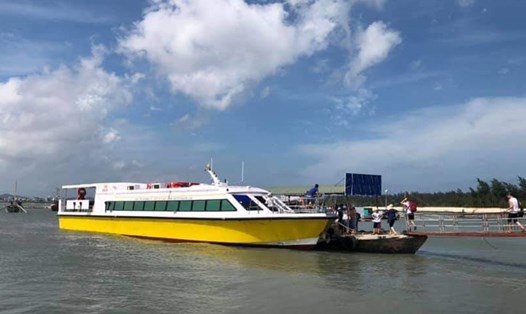 Tàu cao tốc chạy tuyến đảo ở Vân Đồn. Ảnh: Nguyễn Hùng
