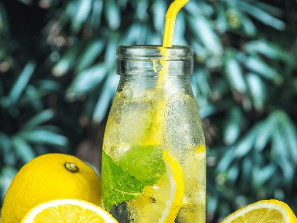 Uống nước chanh vào mỗi buổi sáng giúp tăng cường sức khỏe của da và tóc. Ảnh: AFP.