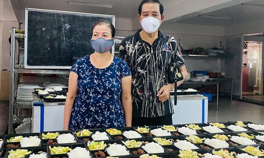 Mỗi ngày, vợ chồng ông Lê Văn Hồng-bà Nguyễn Thị Minh tiếp tế 500 suất cơm cho lực lượng chống dịch. Ảnh: Quang Đại