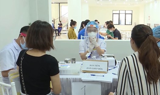 Tiêm vaccine cho công nhân Công ty TNHH Anyone Vina, KCN Quế Võ (Bắc Ninh) để chuẩn bị đi làm trở lại. Ảnh: H.T