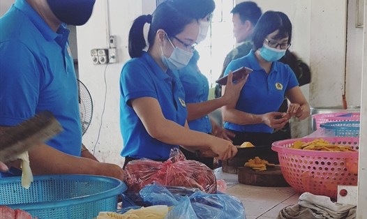 Cán bộ công đoàn huyện Hàm Yên (Tuyên Quang) vào bếp nấu ăn hỗ trợ công nhân từ Bắc Giang trở về, hiện đang phải cách ly. Ảnh: CĐHY