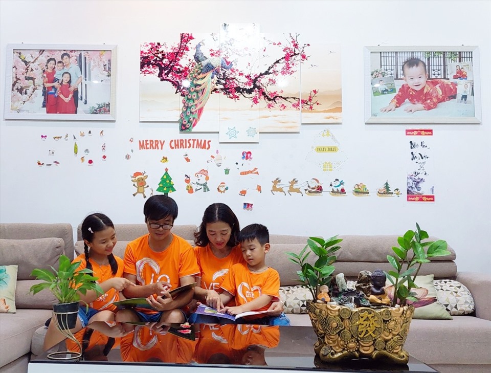 Gia đình anh chị Trần Nam Đào - Đào Thị Thanh Tuyền cùng vui đọc sách. 
Ảnh : NVCC
