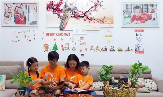 Gia đình anh chị Trần Nam Đào - Đào Thị Thanh Tuyền cùng vui đọc sách. 
Ảnh : NVCC