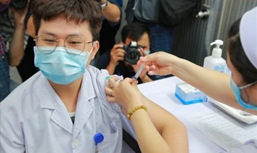 Nhân viên y tế tại TPHCM được tiêm vaccine COVID-19 hồi tháng 3.2021. Ảnh: Anh Tú