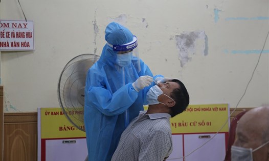 Cán bộ y tế Nghệ An lấy mẫu xét nghiệm  tầm soát virus SARS-CoV-2 trên địa bàn TP. Vinh. Ảnh: Thanh Nga