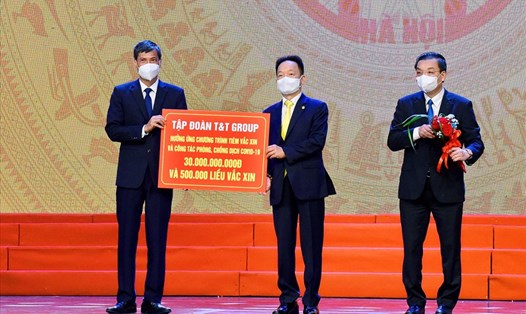 Ông Đỗ Quang Hiển, Chủ tịch HĐQT kiêm Tổng Giám đốc Tập đoàn T&T Group (đứng giữa) trao ủng hộ 30 tỉ đồng cho Chương trình “Hà Nội chung tay hành động đẩy lùi dịch COVID-19" đến lãnh đạo TP Hà Nội. Ảnh: T&T